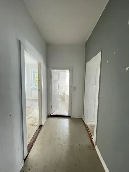 renovierungsbedürftige Zweizimmerwohnung mit Balkon — photo 1